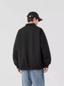 Blouson aviateur noir rétro pour homme avec col montant vu de dos pour un style décontracté