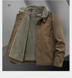 Détail de la veste d'hiver avec doublure en polaire chaude et logo brodé sur le col