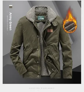 Détail d'une veste d'hiver vert armée avec doublure en polaire grise et col chaud