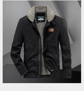 Détail du col en polaire grise et de la fermeture éclair sur veste d'hiver noire en coton