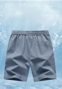 Détail du short de sport gris pour homme avec taille élastique et poche arrière
