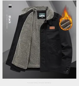 Gros plan détaillé de la doublure chaude en peau de mouton grise d'une veste noire