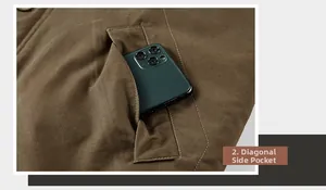 Détail d'une veste en coton sergé marron avec une poche latérale profonde pour smartphone