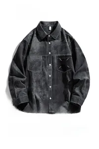 Détail de la chemise en denim noir avec surpiqûres blanches et doubles poches plaquées