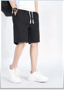 Détail du short décontracté noir pour homme en tissu infroissable avec cordon blanc