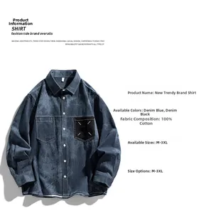 Détail d'une chemise en denim pur coton avec poche contrastée et étiquette 100% coton