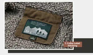 Vue macro détaillée de la doublure en sherpa chaud et des coutures de l'étiquette de cou