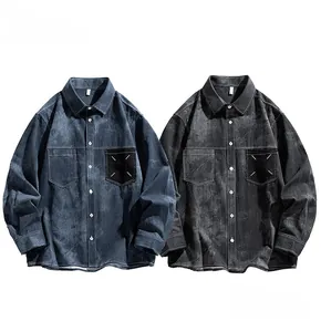 Détail de chemises de travail en denim avec lavage vintage et couture de poche à quatre points