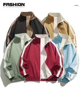 Vestes réversibles à col montant montrées à plat en divers coloris assortis