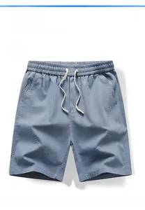 Détail du short pour homme bleu clair avec taille élastique et cordon de serrage blanc
