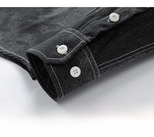 Détail du poignet de chemise en denim avec surpiqûres blanches et bouton réglable
