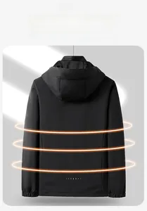 Détail de la veste noire à capuche coupe-vent avec coupe ajustée et poignets côtelés