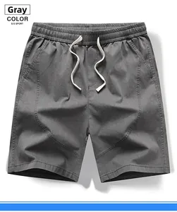 Détail du short de sport gris pour homme avec taille élastique et cordon de serrage blanc ajusté