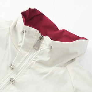 Veste réversible pour hommes en blanc ivoire avec doublure bordeaux et cordon de serrage