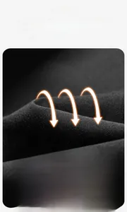 Détail macro du tissu noir résistant aux rayures d'une veste imperméable