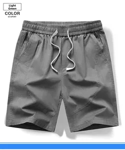 Détail du short en coton vert clair avec taille élastique et cordon de serrage