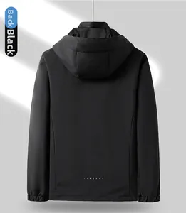 Vue arrière du coupe-vent noir à capuche imperméable avec détails réfléchissants