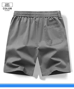 Détail d'un short de sport en coton vert clair avec taille élastique et poche arrière