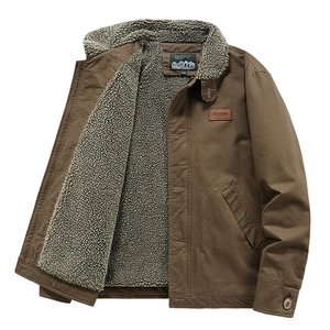 Veste homme marron en toile avec doublure polaire grise et col à revers chaud, coupe large