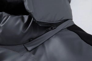 Close-up of the zipper detail and two-tone拼接 fabric on this men's hooded jacket