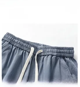 Détail du short bleu clair avec taille élastique à cordon de serrage et poches latérales