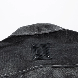Détail macro du col d'une chemise en denim anthracite avec motif à quatre points