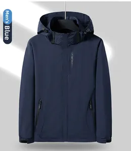 Détail veste d'extérieur bleu marine imperméable avec imprimé EXPLORE sur la poitrine