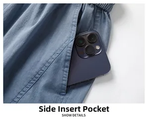 Vue détaillée de la poche latérale d'un pantalon bleu montrant la grande capacité