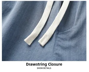 Détail d'un short décontracté bleu clair en tissu rayé respirant avec cordon en coton