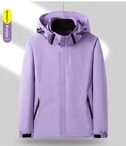 Détail de la veste d'extérieur violette pour femme avec capuche et poignets réglables