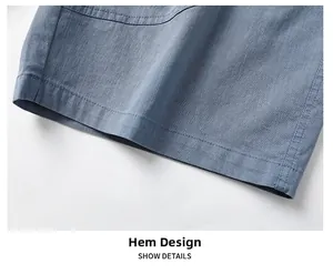 Détail du bas de short en coton bleu clair avec couture double renforcée de précision