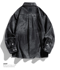 Détail d'une chemise en jean gris délavé avec texture de tissu et écusson au dos