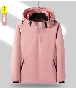 Détail de la veste outdoor rose imperméable avec poignets réglables et poches zippées
