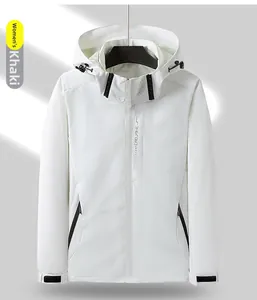 Détails de la veste à capuche kaki avec tissu imperméable et poignets réglables