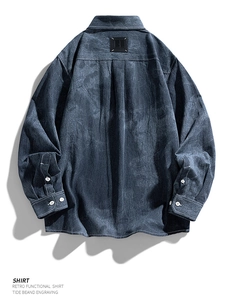 Détail d'une chemise en denim rétro avec empiècement en cuir noir et coutures au dos