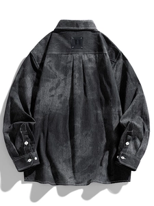 Chemise en denim gris anthracite pour homme avec écusson en cuir au dos et surpiqûres