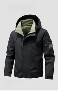 Détail du coupe-vent à capuche avec poignets réglables et écusson logo montagne