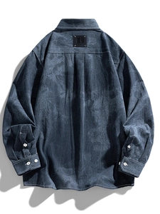 Chemise en denim de coton gris bleu foncé pour hommes avec plis au dos et coutures