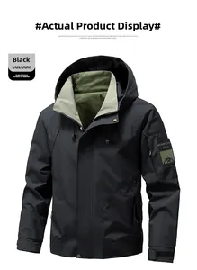 Détail de la veste à capuche noire pour homme avec doublure olive et écusson de manche