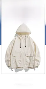 Détail de la veste anti-UV à capuche avec poches en filet et indice UPF 50+
