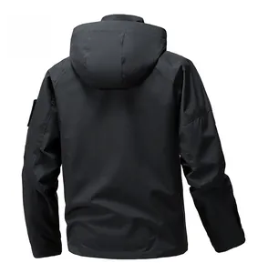 Vue arrière d'une veste tactique à capuche pour homme avec poche et tissu coupe-vent