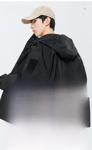 Détail macro du tissu imperméable et vue latérale de la veste de randonnée noire