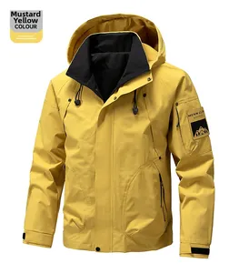 Détail de la veste coupe-vent jaune gingembre avec poche sur manche et écusson de montagne