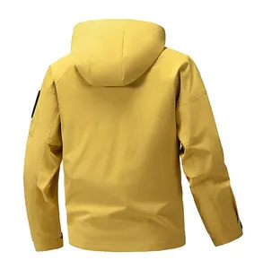 Vue arrière de la veste à capuche jaune clair en tissu coupe-vent et poignets ajustables