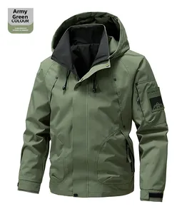 Détail d'une veste coupe-vent vert armée avec broderie de montagne et poignets velcro