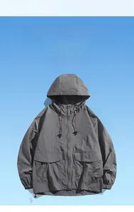 Détail d'une veste de protection solaire grise avec poches en filet et capuche