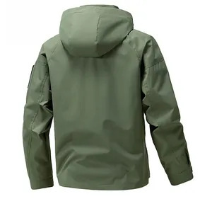 Vue arrière d'une veste tactique à capuche vert olive montrant le tissu coupe-vent et capuche