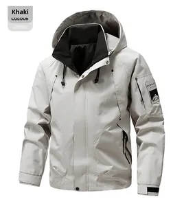 Détail de la veste outdoor kaki montrant l'écusson de manche et le poignet à velcro