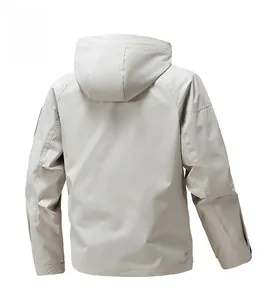Vue arrière d'une veste à capuche gris clair avec manches raglan et tissu technique