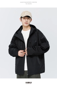 Détail de la capuche à cordon et du col montant d'une veste techwear noire pour hommes